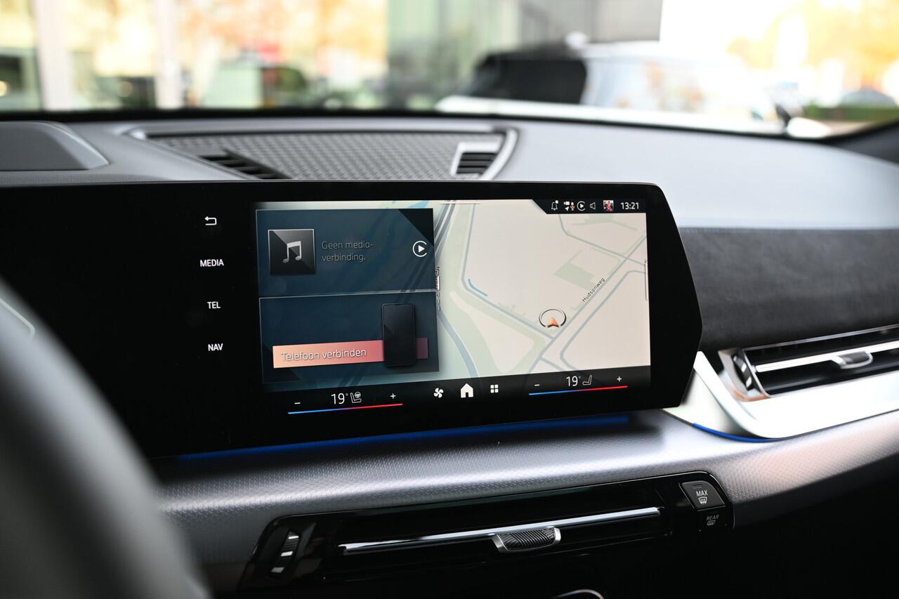 BMW X2 iX2 eDrive20 M Sport / Panoramadak / Trekhaak / Sportstoelen / Comfort Access / M Adaptief onderstel / Adaptieve LED / Parking Assistant Plus