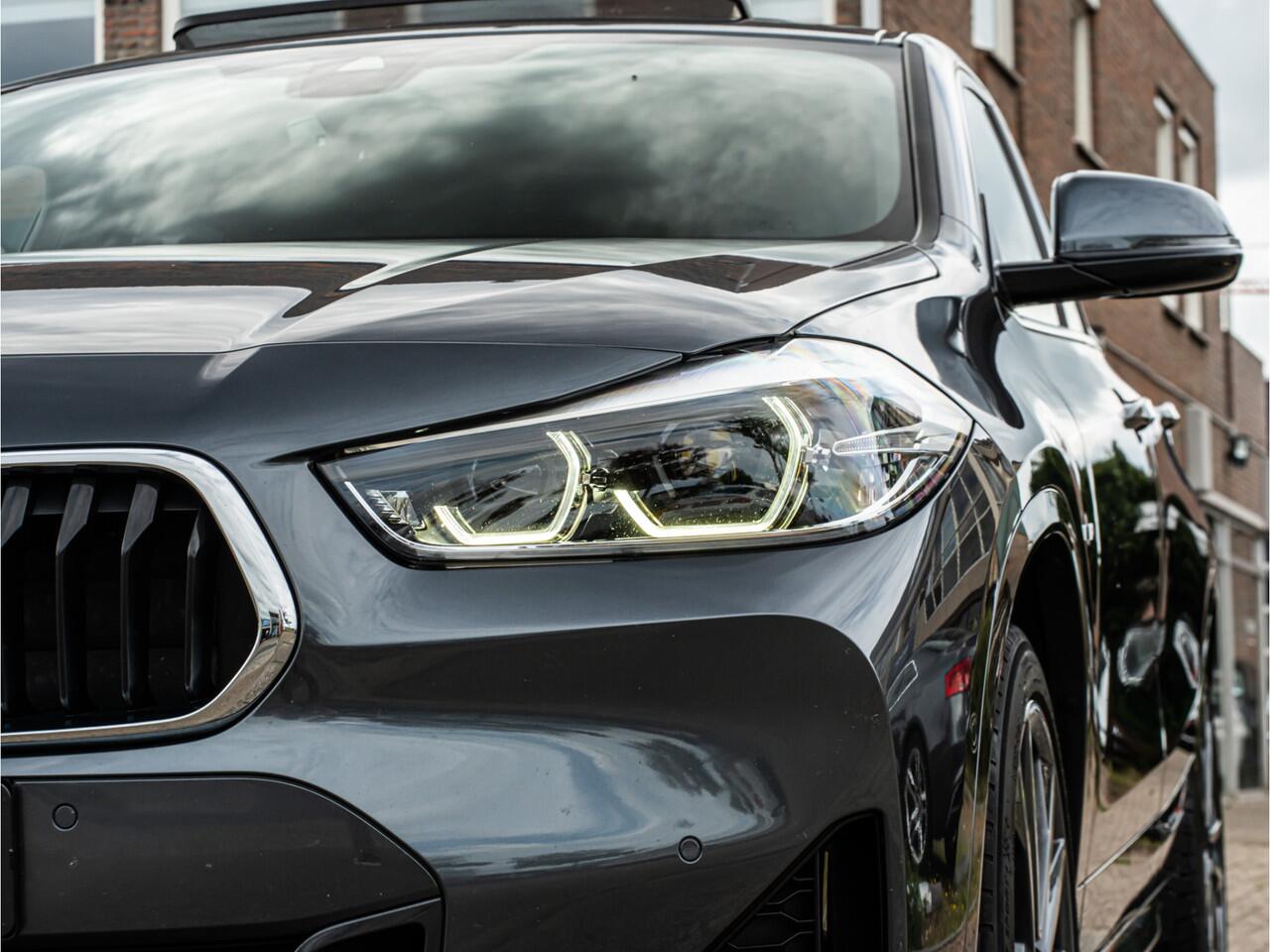 BMW X2 sDrive20i High Exe M-Sport ORG NL PANO HUD ELEK SCHAALSTOEL CAMERA 19 INCH BOMVOL!!