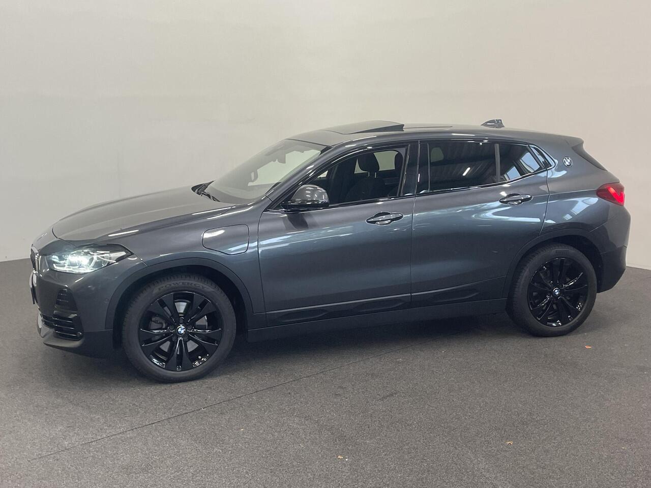 BMW X2 xDrive25e High Executive Sportline Panoramadak Groot Navi carplay/android Sportstoelen stoelverwarming parkeersensoren Voor+Achter Donkere hemel