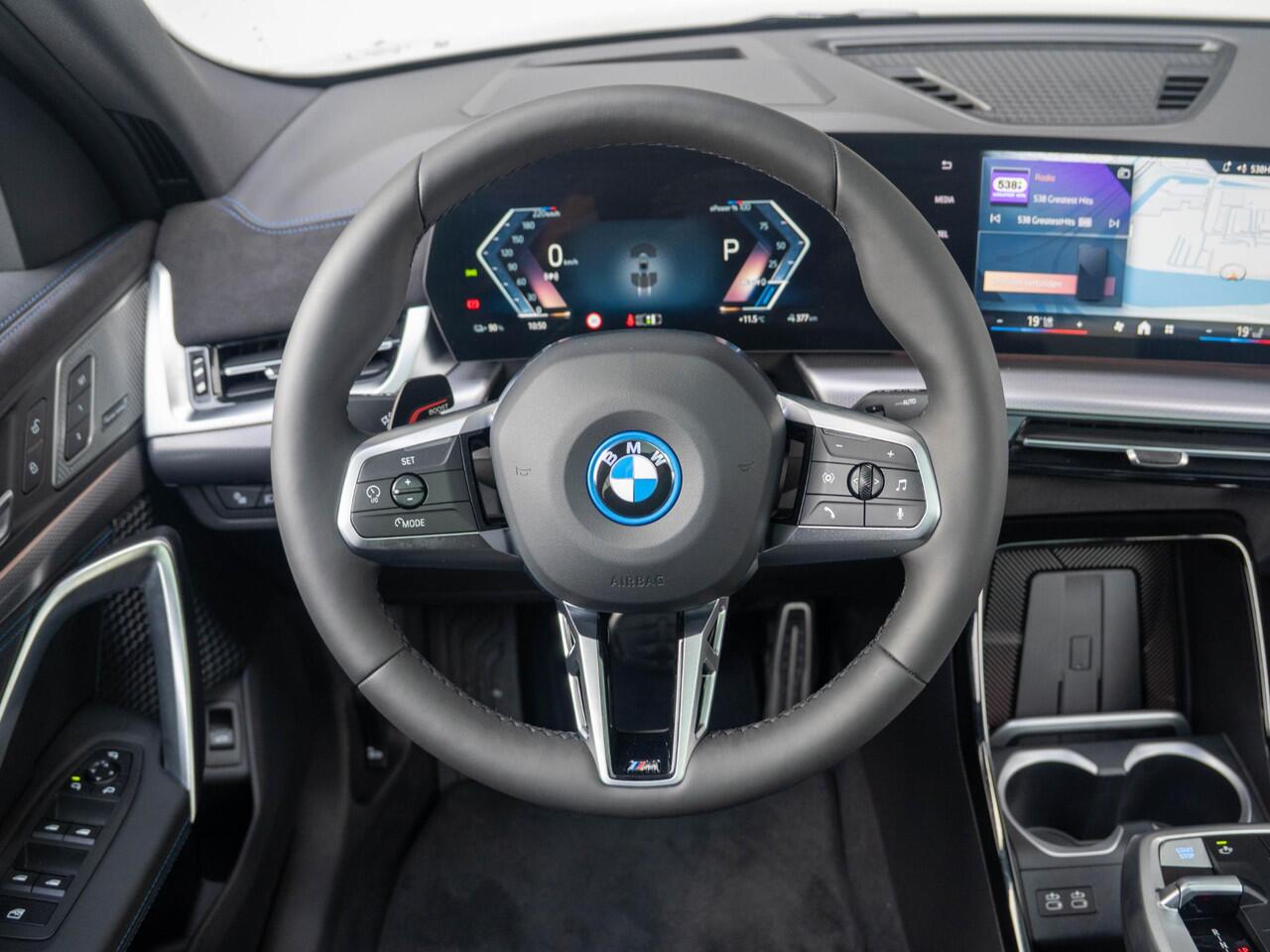 BMW X2 iX2 eDrive20 | M Sportpakket Pro | Innovation Pack | Verwarmd Stuurwiel | Harman-Kardon | Comfort Access | Panoramadak | Stoelverwarming | Head-Up Display | Trekhaak
