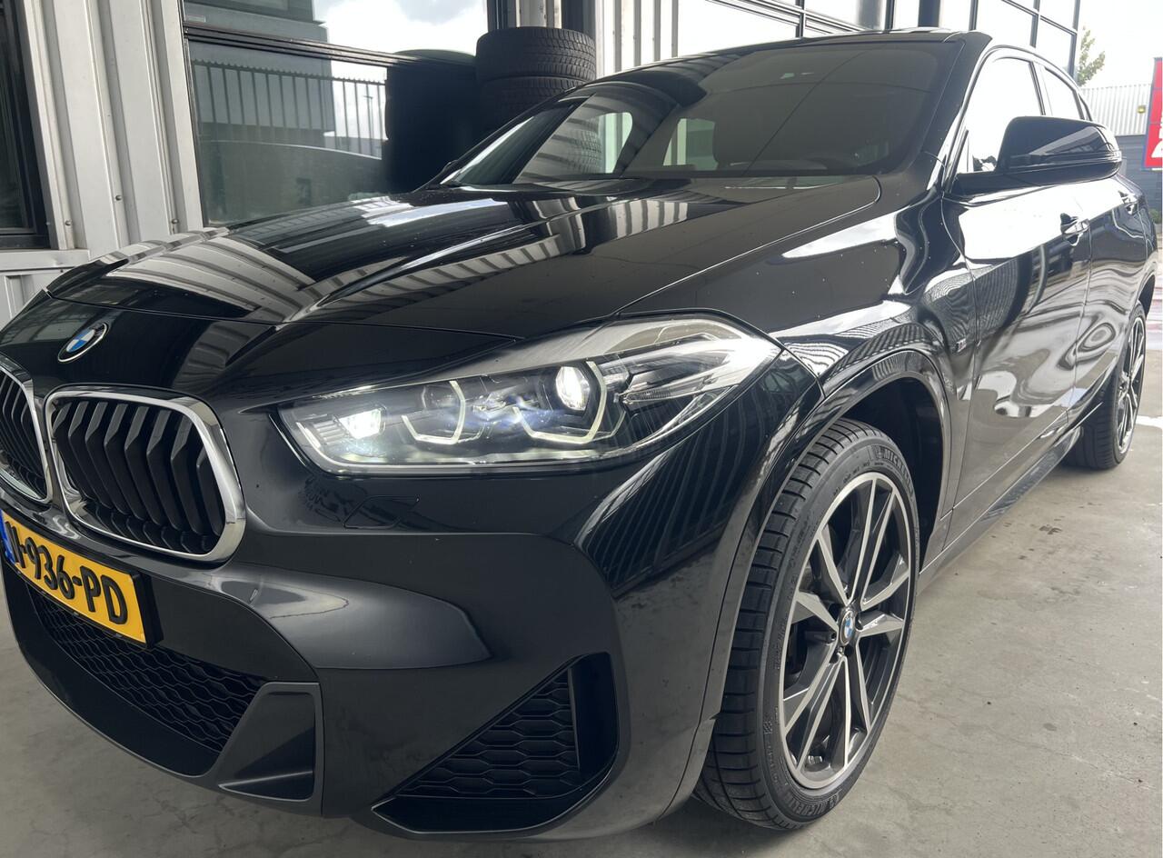 BMW X2 xDrive20i High Executive | M-SPORT | SCHUIF/KANTELDAK | HEAD-UP DISPLAY | NAVI XL | ADAPTIVE CRUISE CONTROL | LMV 19'' | CLIMATE CONTROL | PDC | STOELVERWARMING | LED | ELEKTR. ACHTERKLEP | BLUETOOTH