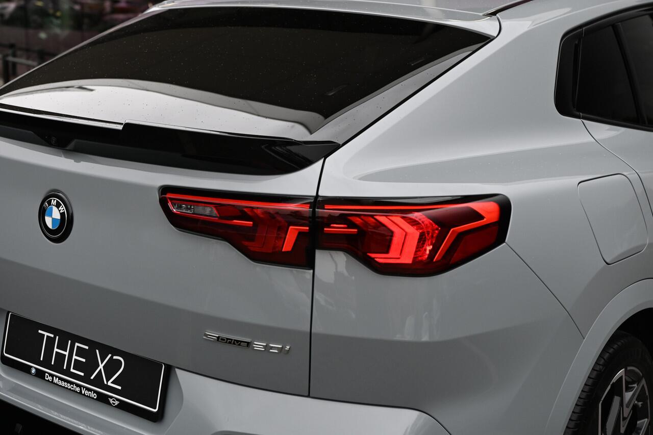 BMW X2 sDrive20i High Executive M Sport Automaat / Panoramadak / Trekhaak / Sportstoelen / Parking Assistant Plus / Head-Up / Comfort Access / M Adaptief onderstel