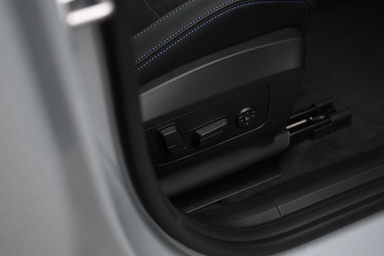 BMW X2 sDrive20i High Executive M Sport Automaat / Panoramadak / Trekhaak / Sportstoelen / Parking Assistant Plus / Head-Up / Comfort Access / M Adaptief onderstel