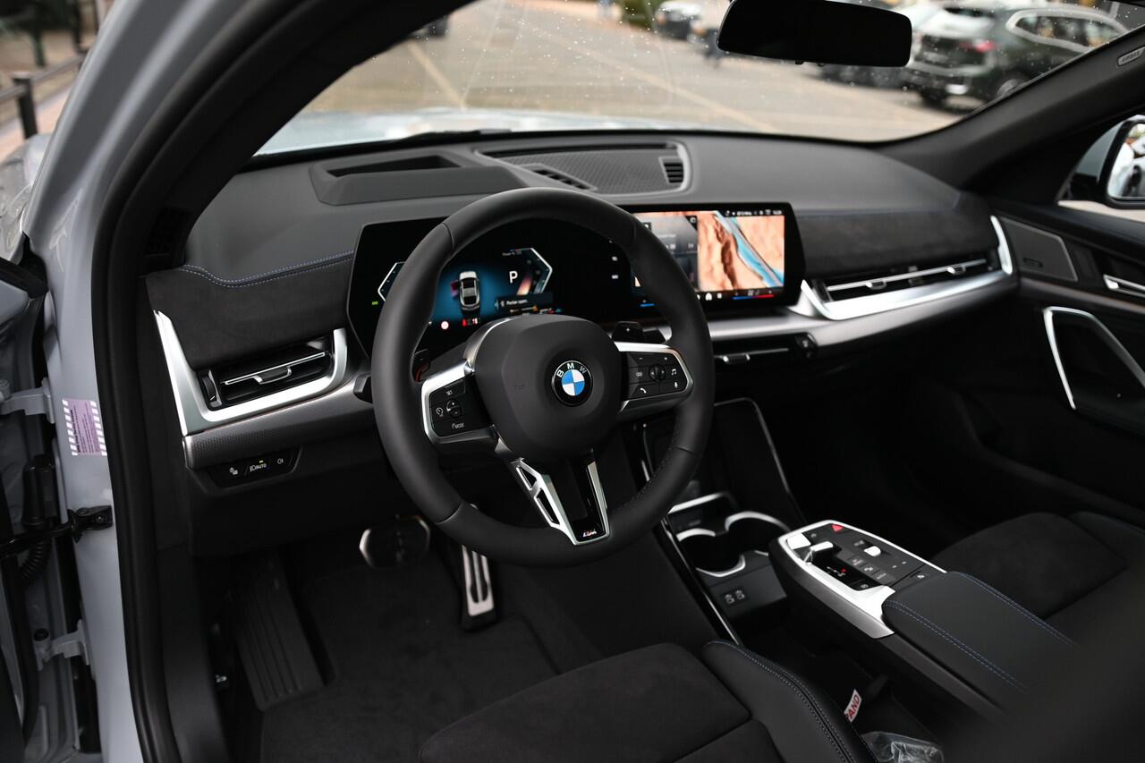 BMW X2 sDrive20i High Executive M Sport Automaat / Panoramadak / Trekhaak / Sportstoelen / Parking Assistant Plus / Head-Up / Comfort Access / M Adaptief onderstel