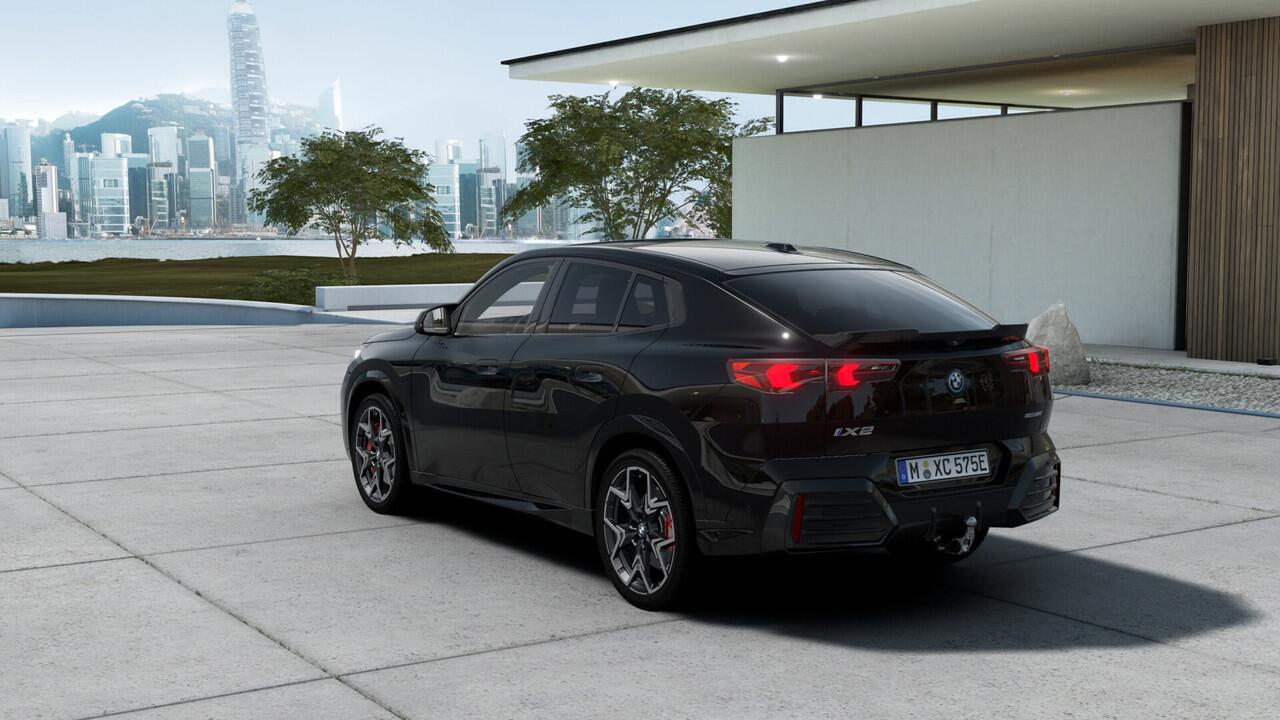 BMW X2 iX2 eDrive20 M Sport / Panoramadak / Trekhaak / Sportstoelen / Comfort Access / M Adaptief onderstel / Adaptieve LED / Parking Assistant Plus