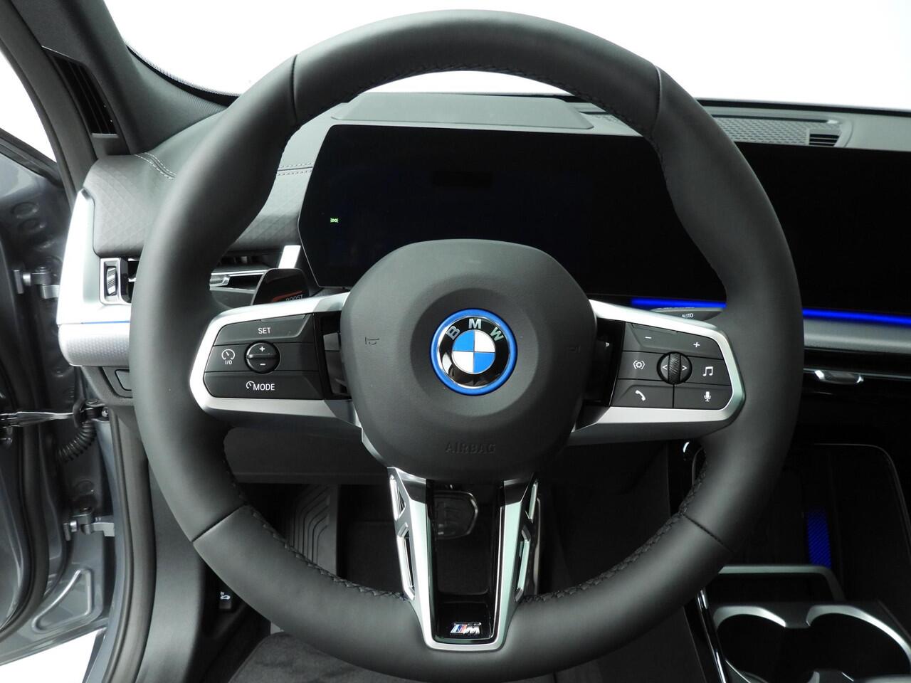 BMW X2 iX2 eDrive20 M-Sportpakket / Trekhaak / Panoramadak / Harman-Kardon / Getint glas / Alu wielen 19 inch