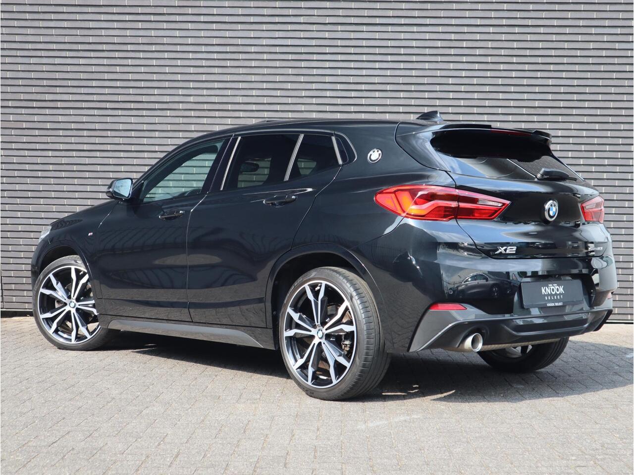 BMW X2 sDrive18i High Executive M Sport Pakket Automaat / Navigatiesysteem Plus / Panoramadak / 19 Inch / Hifi / LED / Head-Up Display / Achteruitrijcamera / Shadow Line / M Sportstoelen