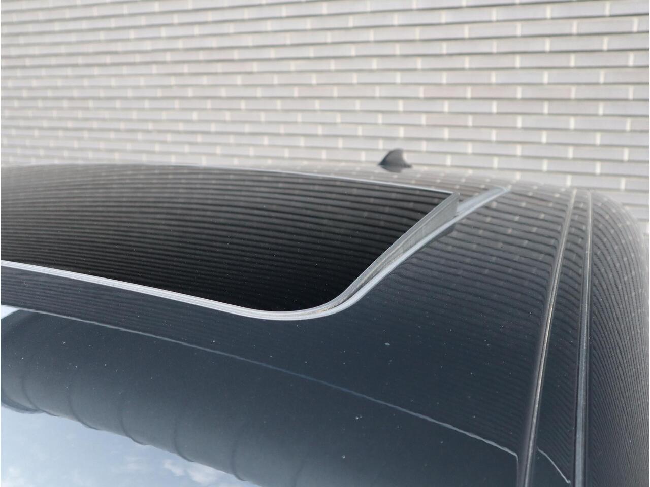 BMW X2 sDrive18i High Executive M Sport Pakket Automaat / Navigatiesysteem Plus / Panoramadak / 19 Inch / Hifi / LED / Head-Up Display / Achteruitrijcamera / Shadow Line / M Sportstoelen