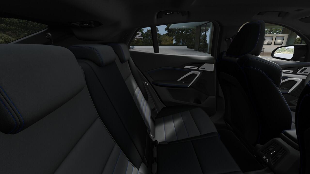 BMW X2 iX2 eDrive20 M Sport / Panoramadak / Trekhaak / Sportstoelen / Comfort Access / M Adaptief onderstel / Adaptieve LED / Parking Assistant Plus