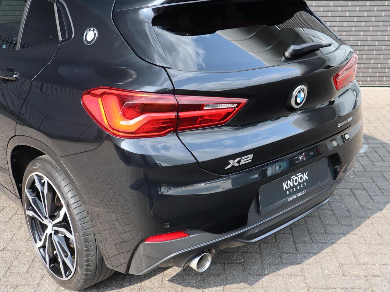 BMW X2 sDrive18i High Executive M Sport Pakket Automaat / Navigatiesysteem Plus / Panoramadak / 19 Inch / Hifi / LED / Head-Up Display / Achteruitrijcamera / Shadow Line / M Sportstoelen