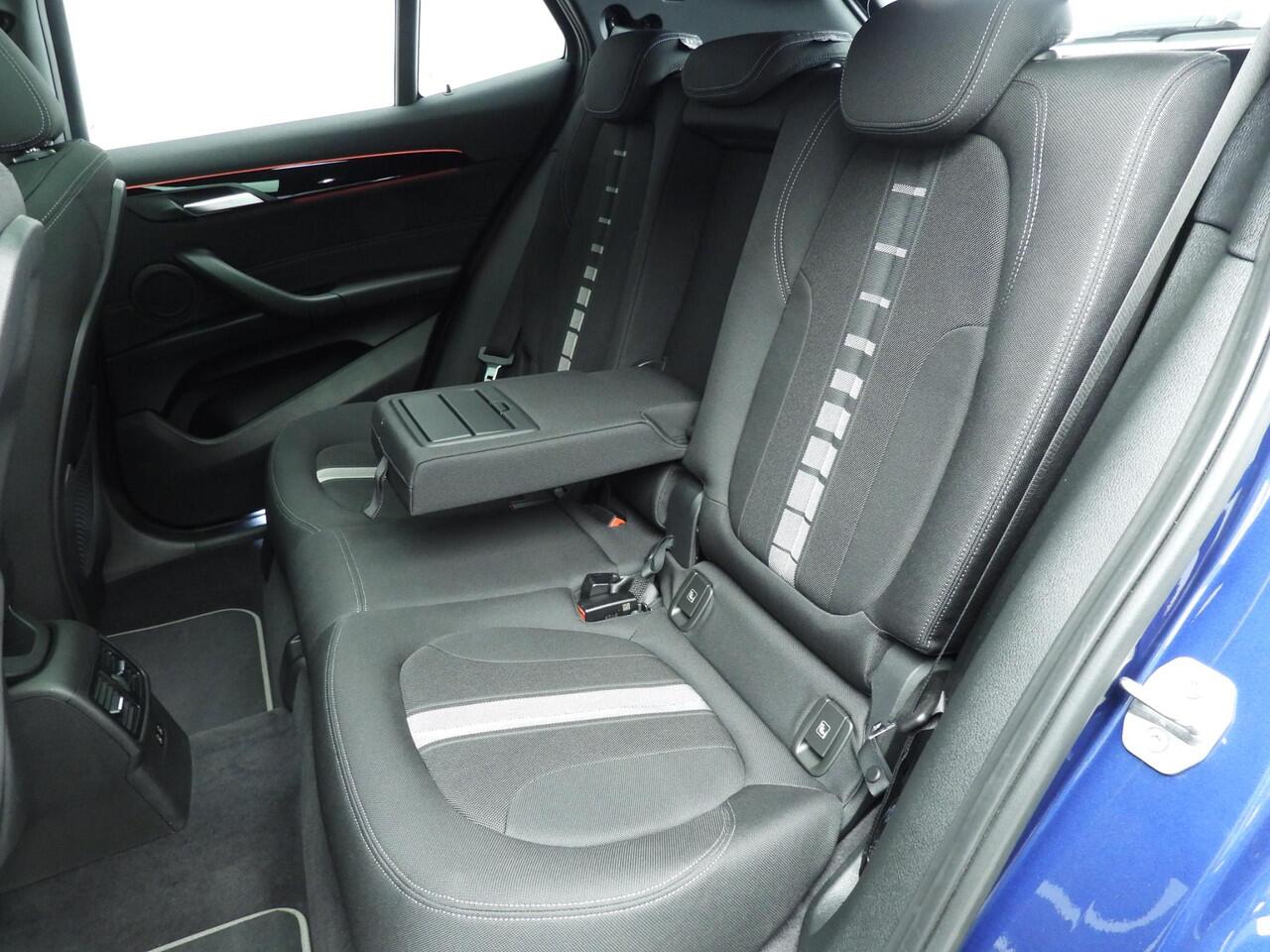 BMW X2 sDrive18d | handbak !! | LED | Navigatie | Trekhaak | Schuifdak | Sportstoelen | DAB | Alu 18 inch