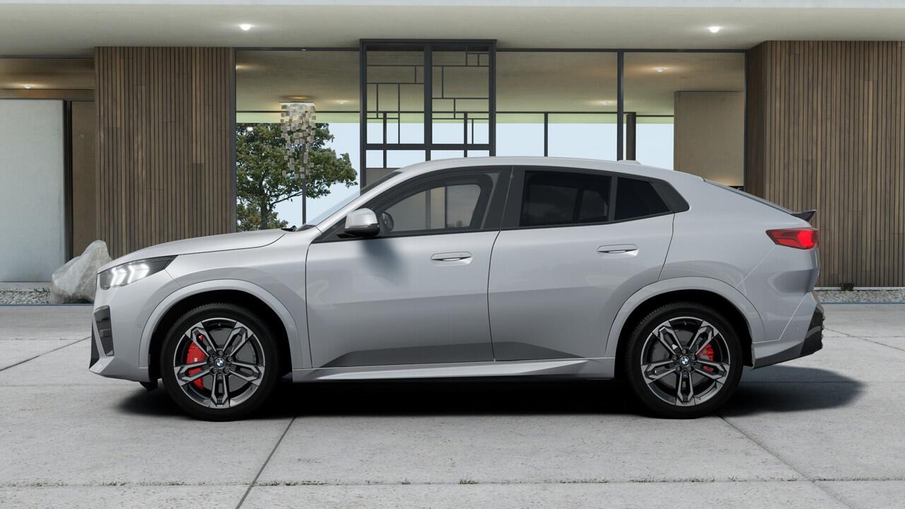 BMW X2 iX2 eDrive20 M Sport / Trekhaak / Sportstoelen / Achteruitrijcamera / M Adaptief onderstel / Comfort Access / Adaptieve LED / Stoelverwarming