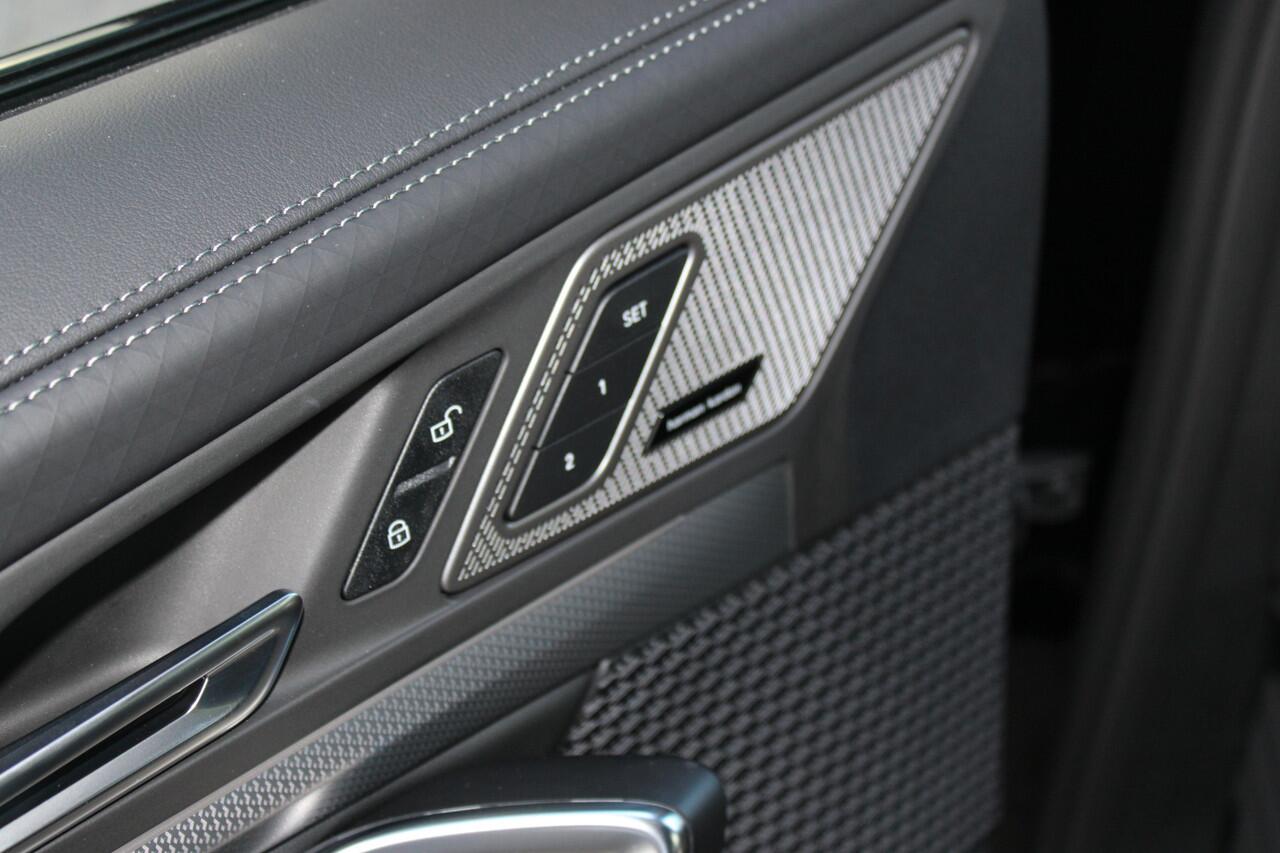 BMW X2 iX2 eDrive20 High Executive M Sport / Trekhaak / Sportstoelen / Adaptieve LED / Head-Up / M Adaptief onderstel / Parking Assistant Plus / Comfort Access