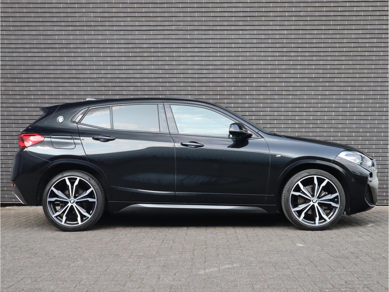 BMW X2 sDrive18i High Executive M Sport Pakket Automaat / Navigatiesysteem Plus / Panoramadak / 19 Inch / Hifi / LED / Head-Up Display / Achteruitrijcamera / Shadow Line / M Sportstoelen
