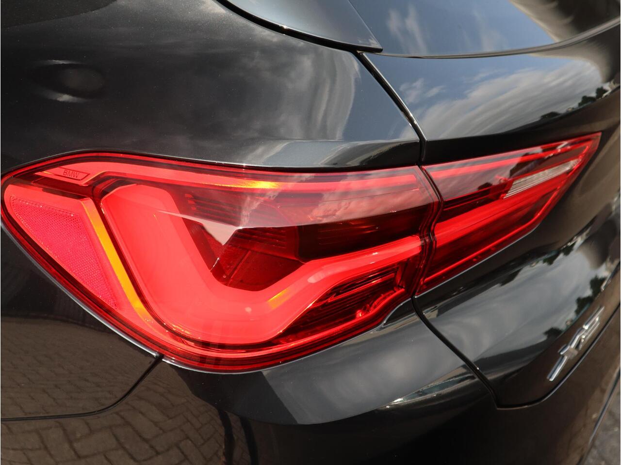 BMW X2 sDrive18i High Executive M Sport Pakket Automaat / Navigatiesysteem Plus / Panoramadak / 19 Inch / Hifi / LED / Head-Up Display / Achteruitrijcamera / Shadow Line / M Sportstoelen