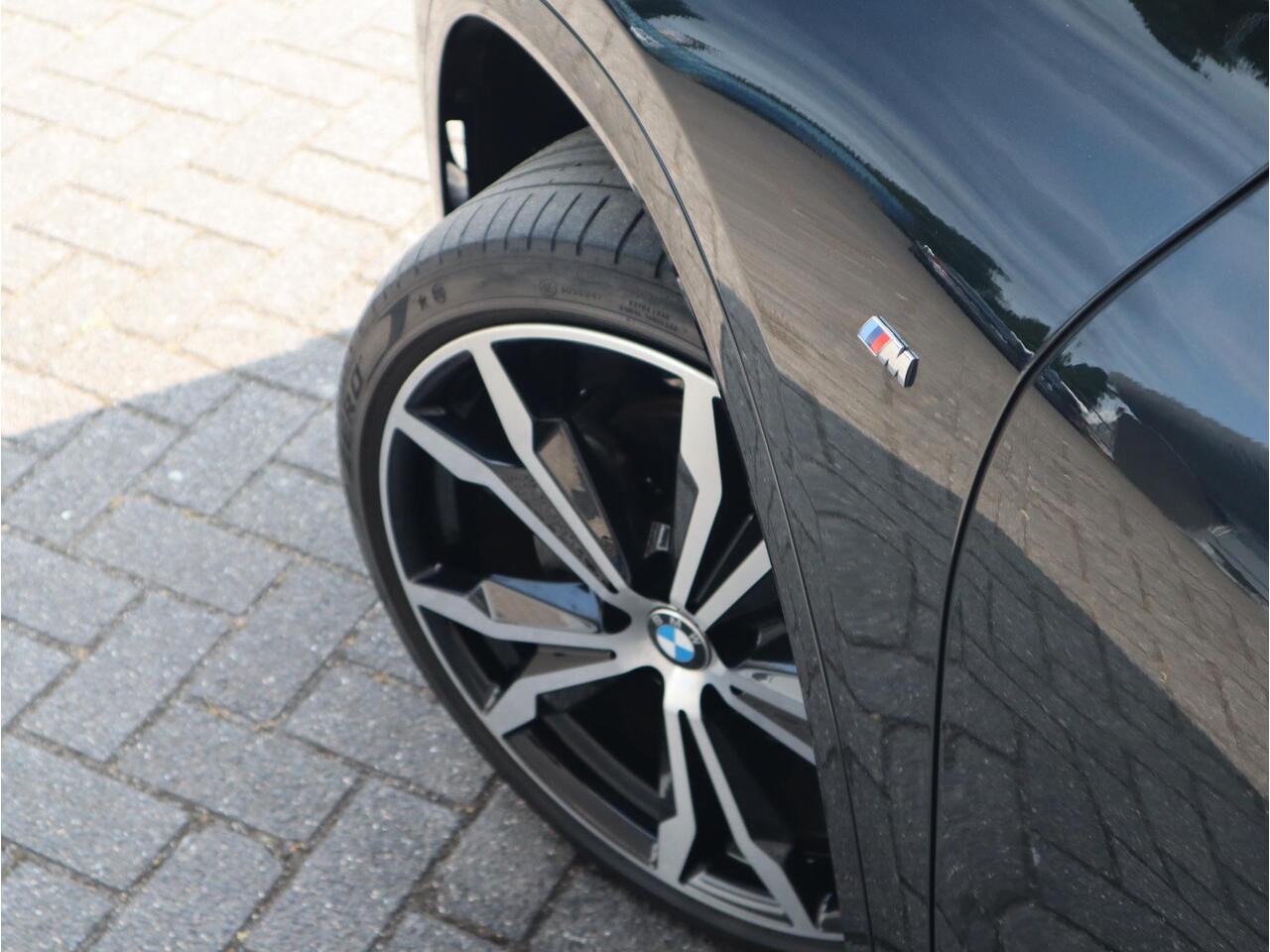 BMW X2 sDrive18i High Executive M Sport Pakket Automaat / Navigatiesysteem Plus / Panoramadak / 19 Inch / Hifi / LED / Head-Up Display / Achteruitrijcamera / Shadow Line / M Sportstoelen