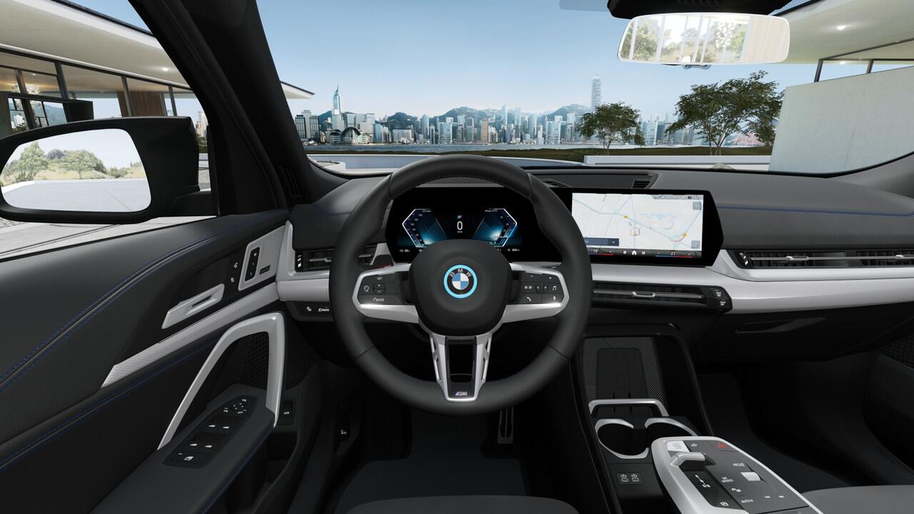 BMW X2 iX2 eDrive20 M Sport / Panoramadak / Trekhaak / Sportstoelen / Comfort Access / M Adaptief onderstel / Adaptieve LED / Parking Assistant Plus