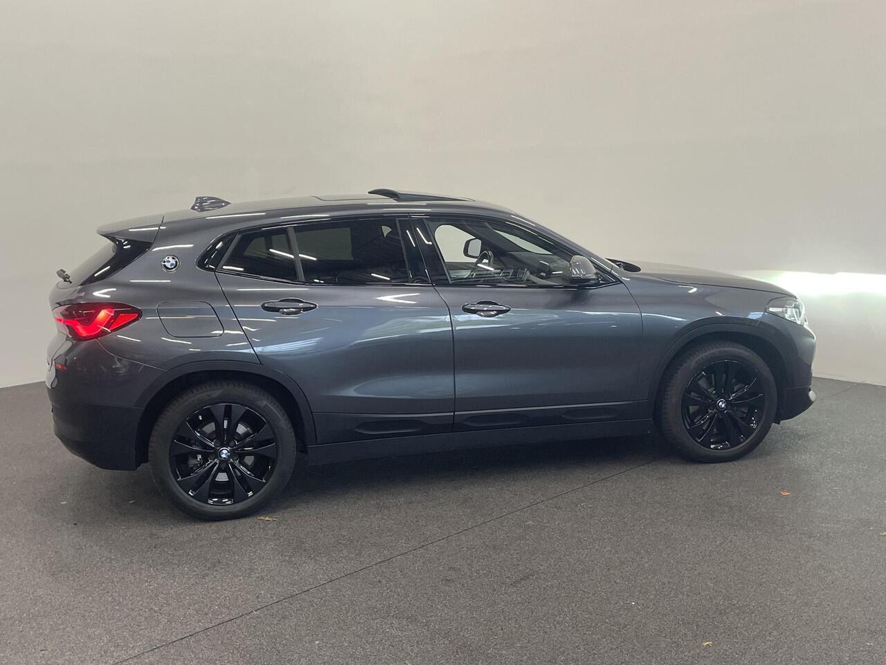 BMW X2 xDrive25e High Executive Sportline Panoramadak Groot Navi carplay/android Sportstoelen stoelverwarming parkeersensoren Voor+Achter Donkere hemel