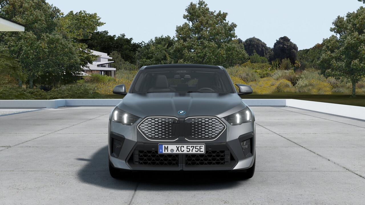 BMW X2 iX2 eDrive20 High Executive M Sport / Panoramadak / Trekhaak / Sportstoelen / M Adaptief onderstel / Comfort Access / Adaptieve LED / Head-Up / Harman-Kardon