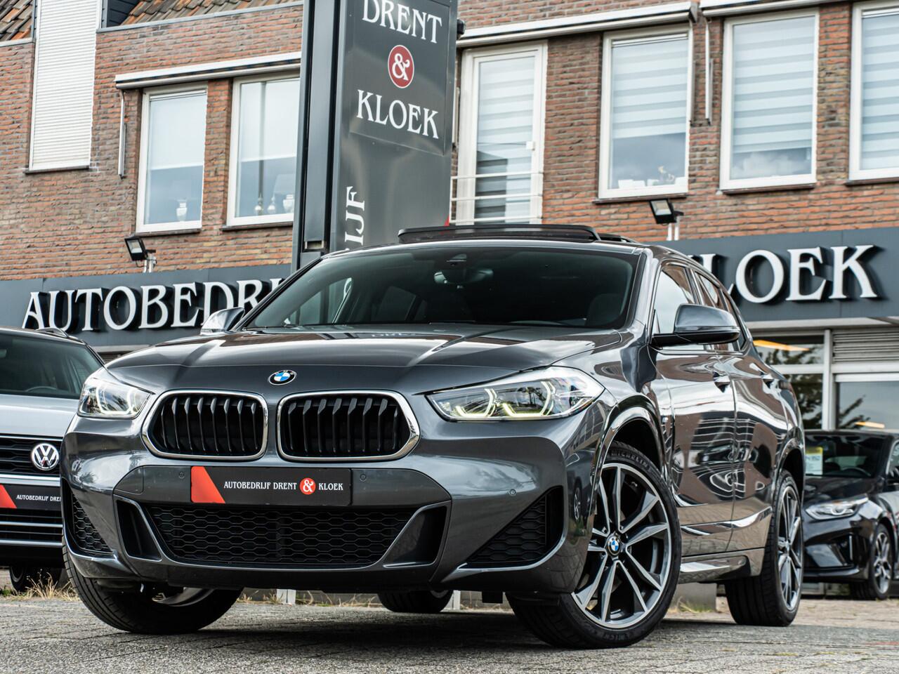 BMW X2 sDrive20i High Exe M-Sport ORG NL PANO HUD ELEK SCHAALSTOEL CAMERA 19 INCH BOMVOL!!