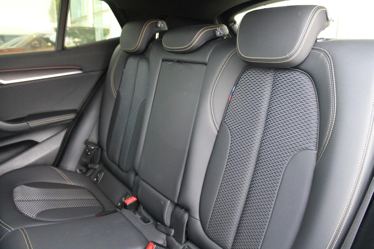 BMW X2 sDrive20i Automaat / Sportstoelen / Adaptieve LED / M Sportonderstel / Park Assistant / Stoelverwarming