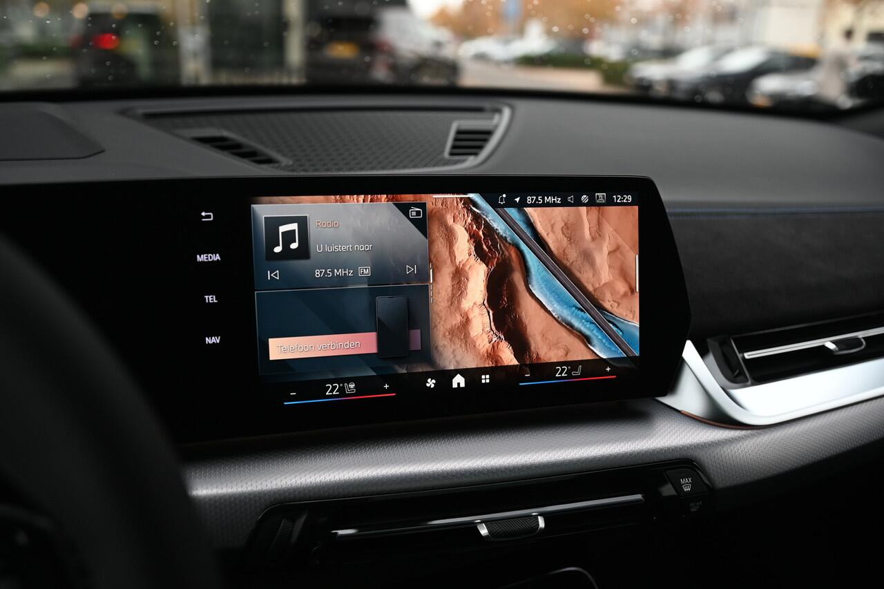 BMW X2 sDrive20i High Executive M Sport Automaat / Panoramadak / Trekhaak / Sportstoelen / Parking Assistant Plus / Head-Up / Comfort Access / M Adaptief onderstel