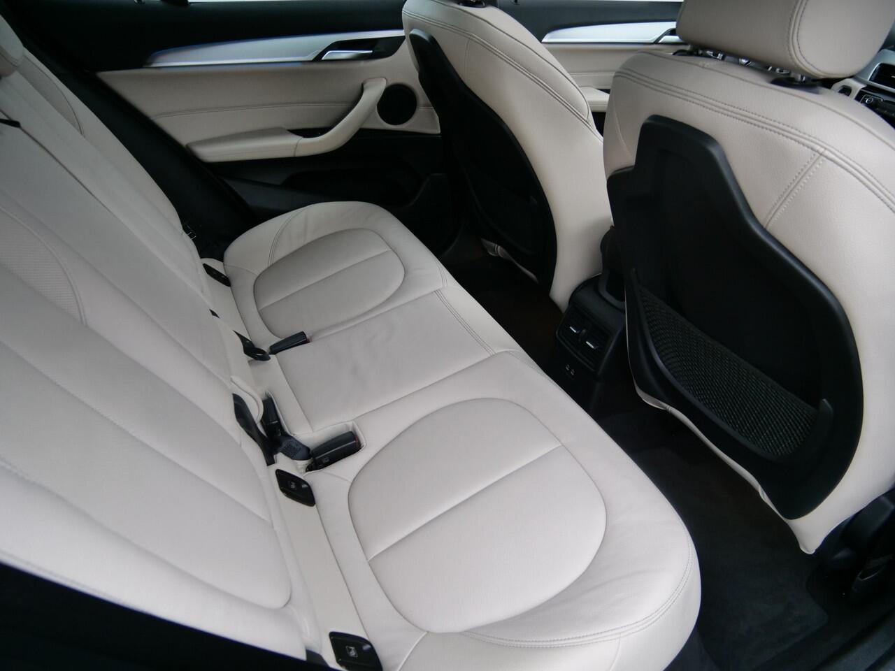 BMW X2 xDrive25e High Executive 220 Pk Automaat Navigatie / M-pakket / Leer / Schuifdak / Camera / DAB