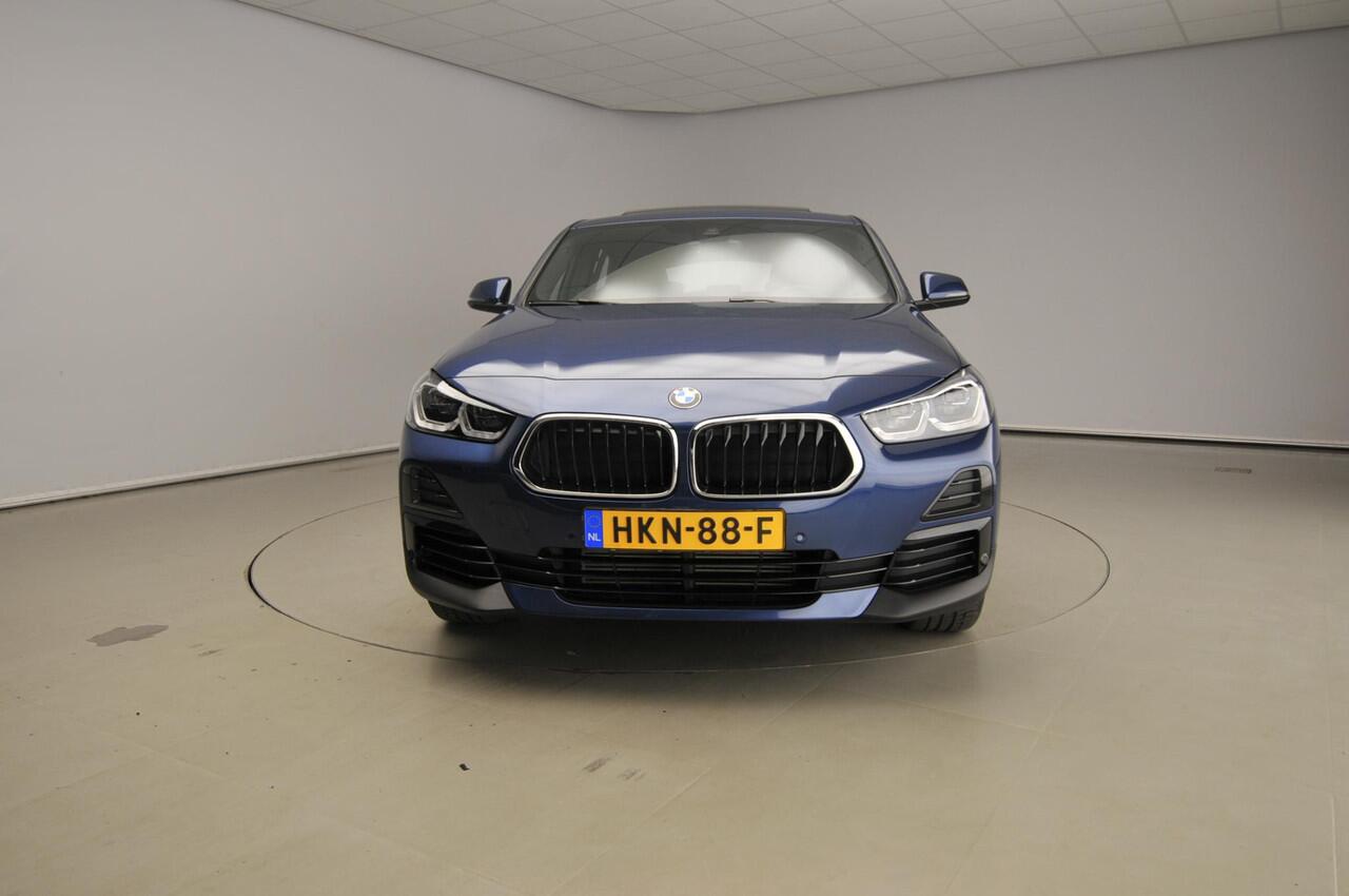 BMW X2 sDrive18d | handbak !! | LED | Navigatie | Trekhaak | Schuifdak | Sportstoelen | DAB | Alu 18 inch