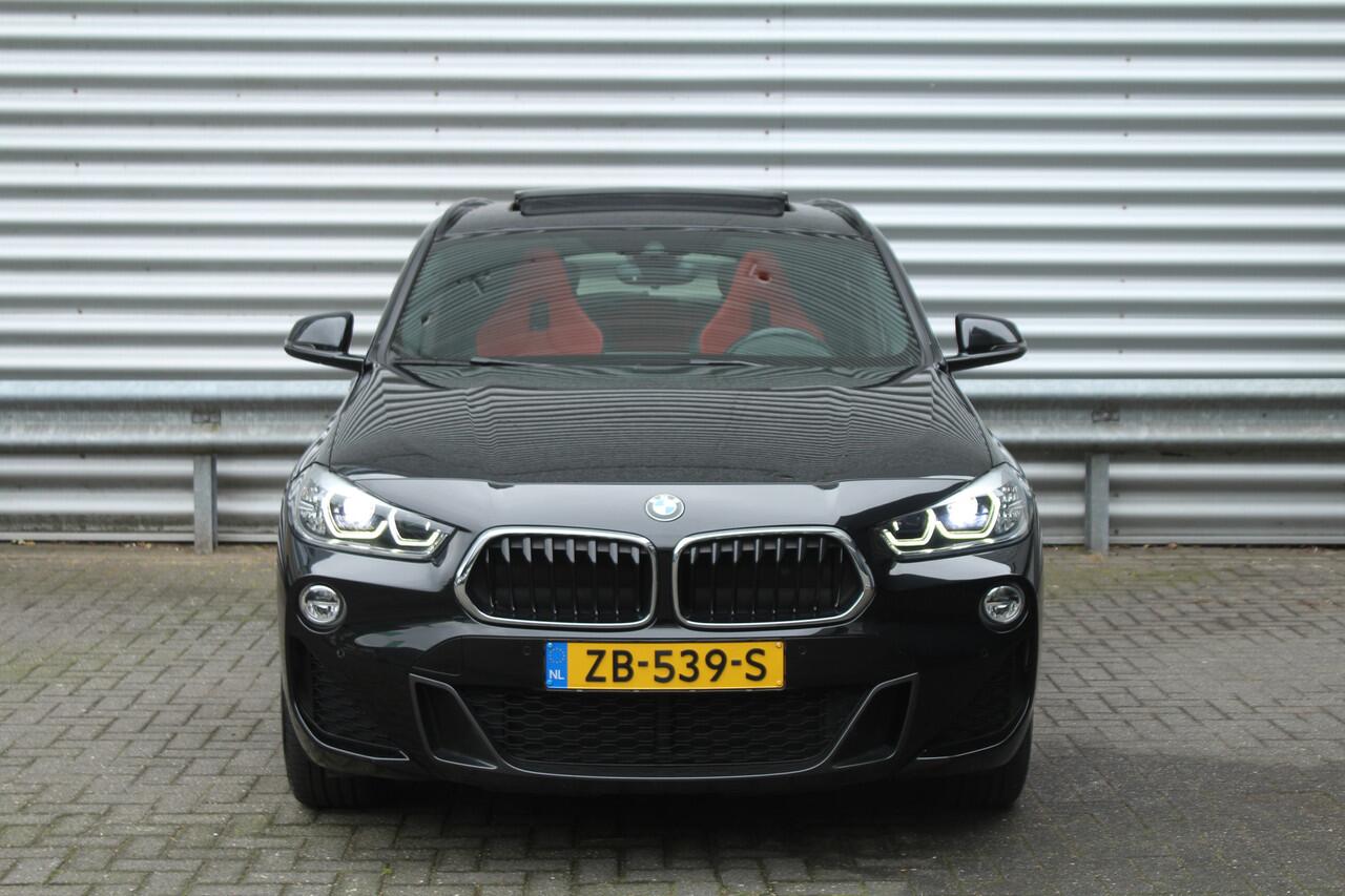 BMW X2 sDrive20i 192pk High Executive AUTOMAAT NL-Auto NAP 1e Eigenaar Panoramadak Clima Cruise Navi HUD El. Klep Trekhaak 1800kg