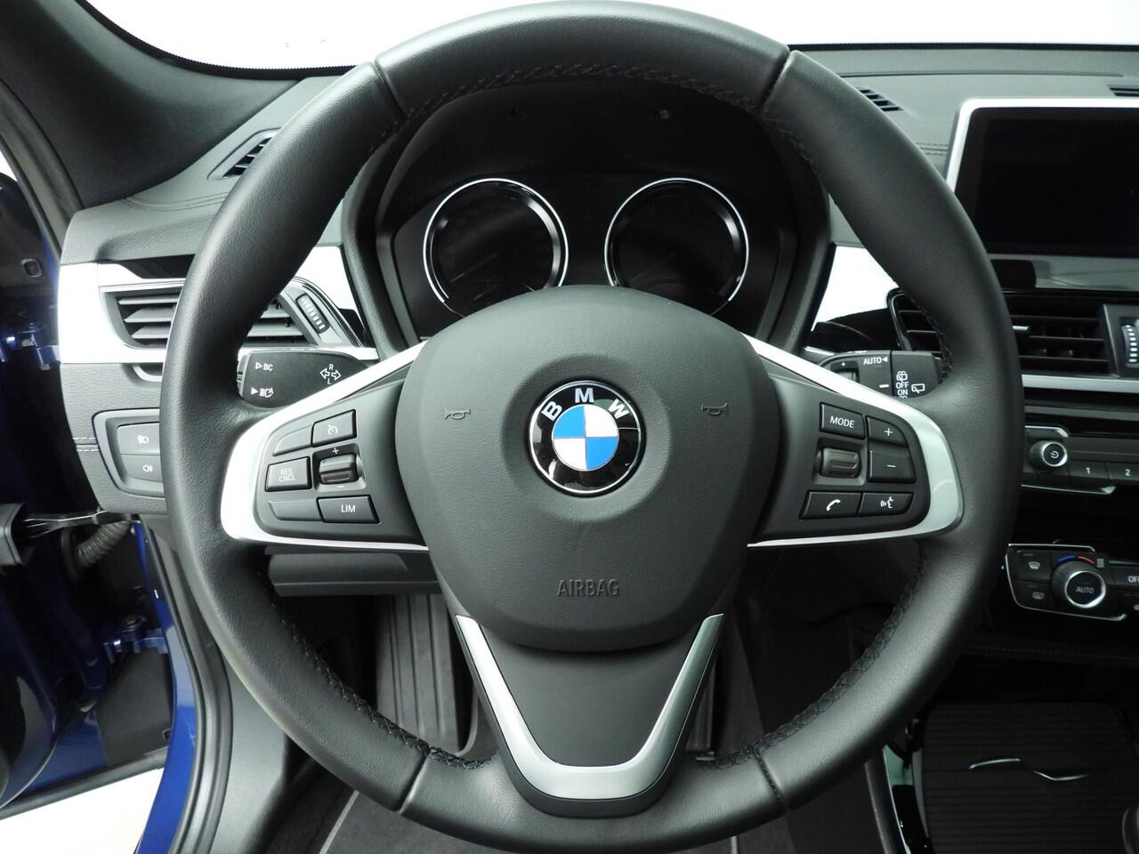 BMW X2 sDrive18d | handbak !! | LED | Navigatie | Trekhaak | Schuifdak | Sportstoelen | DAB | Alu 18 inch