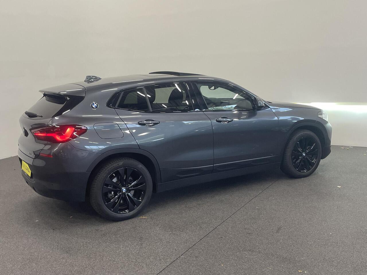 BMW X2 xDrive25e High Executive Sportline Panoramadak Groot Navi carplay/android Sportstoelen stoelverwarming parkeersensoren Voor+Achter Donkere hemel