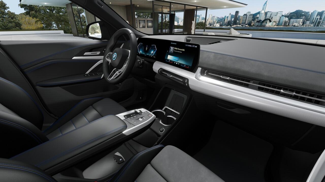 BMW X2 iX2 eDrive20 M Sport / Trekhaak / Sportstoelen / Achteruitrijcamera / M Adaptief onderstel / Comfort Access / Adaptieve LED / Stoelverwarming