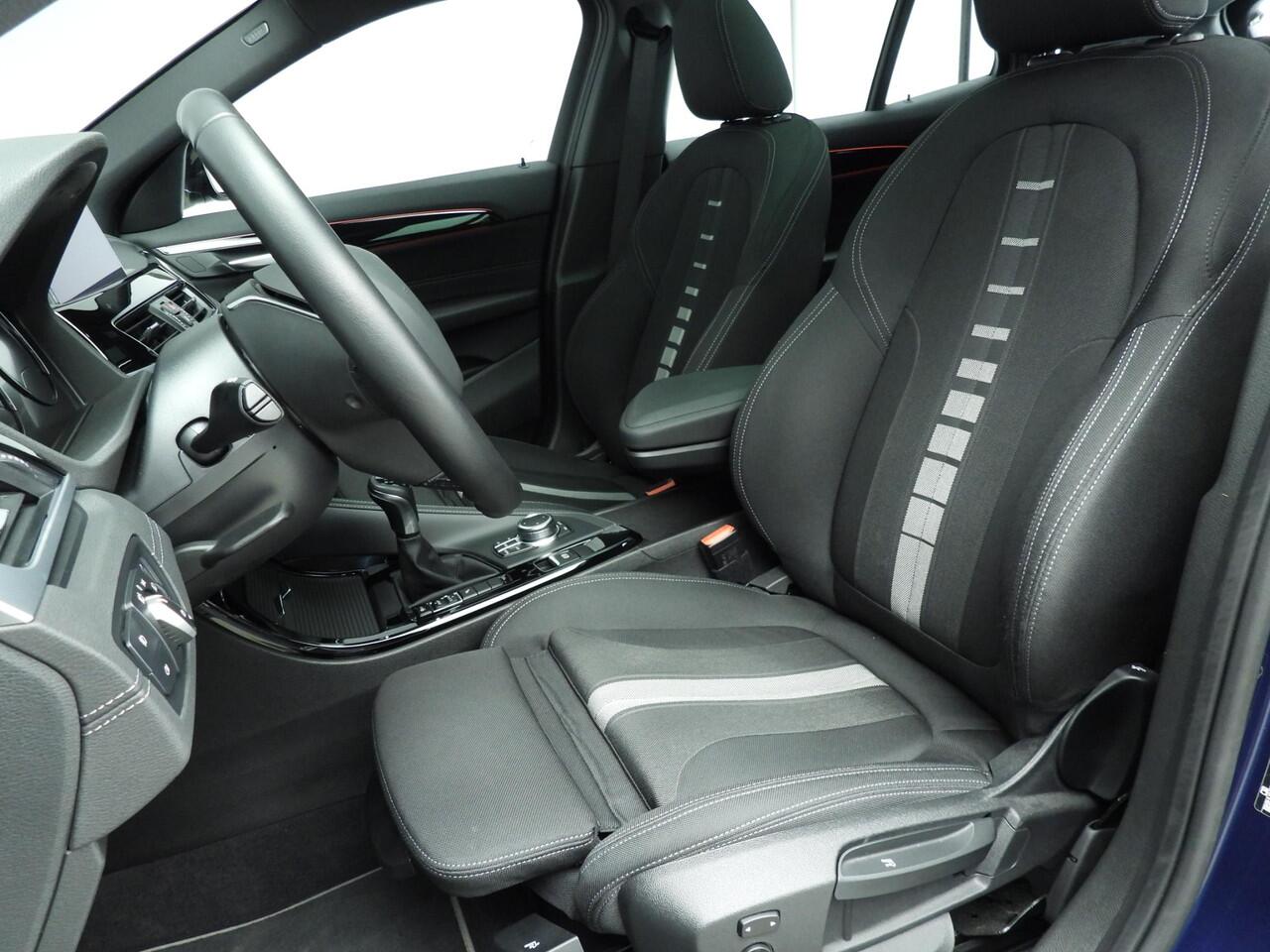 BMW X2 sDrive18d | handbak !! | LED | Navigatie | Trekhaak | Schuifdak | Sportstoelen | DAB | Alu 18 inch