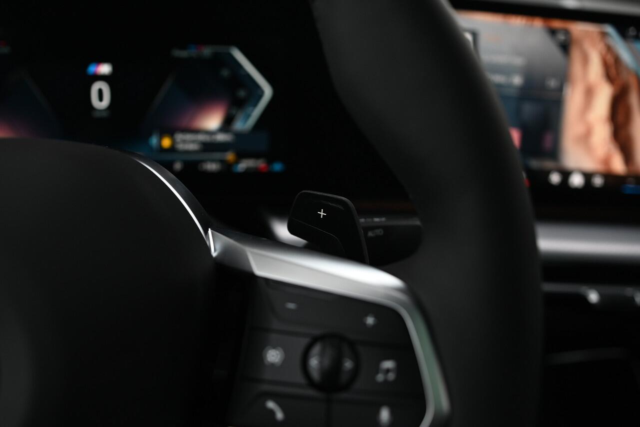 BMW X2 sDrive20i High Executive M Sport Automaat / Panoramadak / Trekhaak / Sportstoelen / Parking Assistant Plus / Head-Up / Comfort Access / M Adaptief onderstel