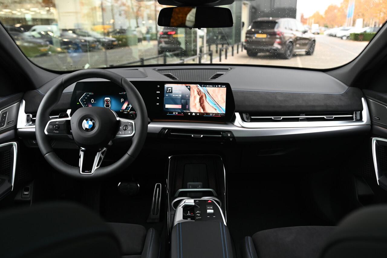 BMW X2 sDrive20i High Executive M Sport Automaat / Panoramadak / Trekhaak / Sportstoelen / Parking Assistant Plus / Head-Up / Comfort Access / M Adaptief onderstel