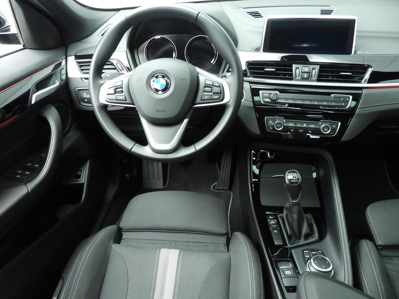 BMW X2 sDrive18d | handbak !! | LED | Navigatie | Trekhaak | Schuifdak | Sportstoelen | DAB | Alu 18 inch