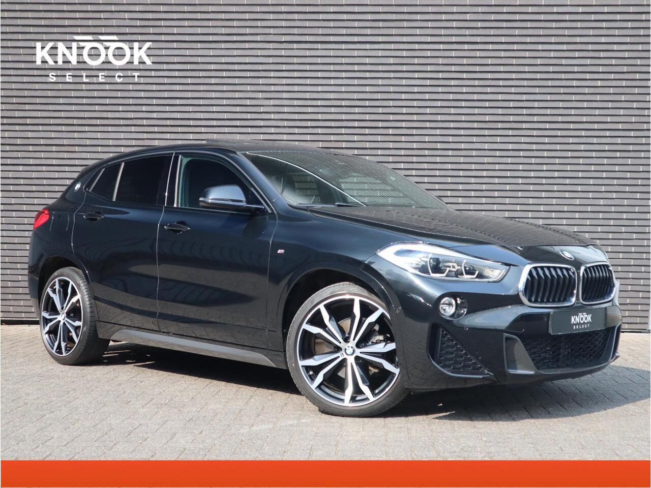 BMW X2 sDrive18i High Executive M Sport Pakket Automaat / Navigatiesysteem Plus / Panoramadak / 19 Inch / Hifi / LED / Head-Up Display / Achteruitrijcamera / Shadow Line / M Sportstoelen