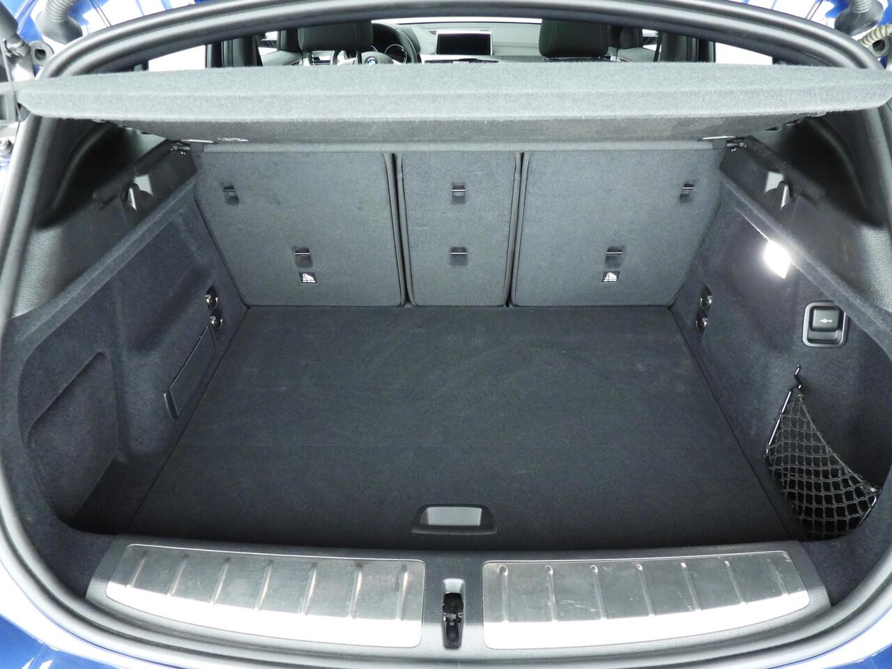 BMW X2 sDrive18d | handbak !! | LED | Navigatie | Trekhaak | Schuifdak | Sportstoelen | DAB | Alu 18 inch