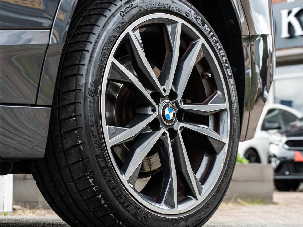 BMW X2 sDrive20i High Exe M-Sport ORG NL PANO HUD ELEK SCHAALSTOEL CAMERA 19 INCH BOMVOL!!