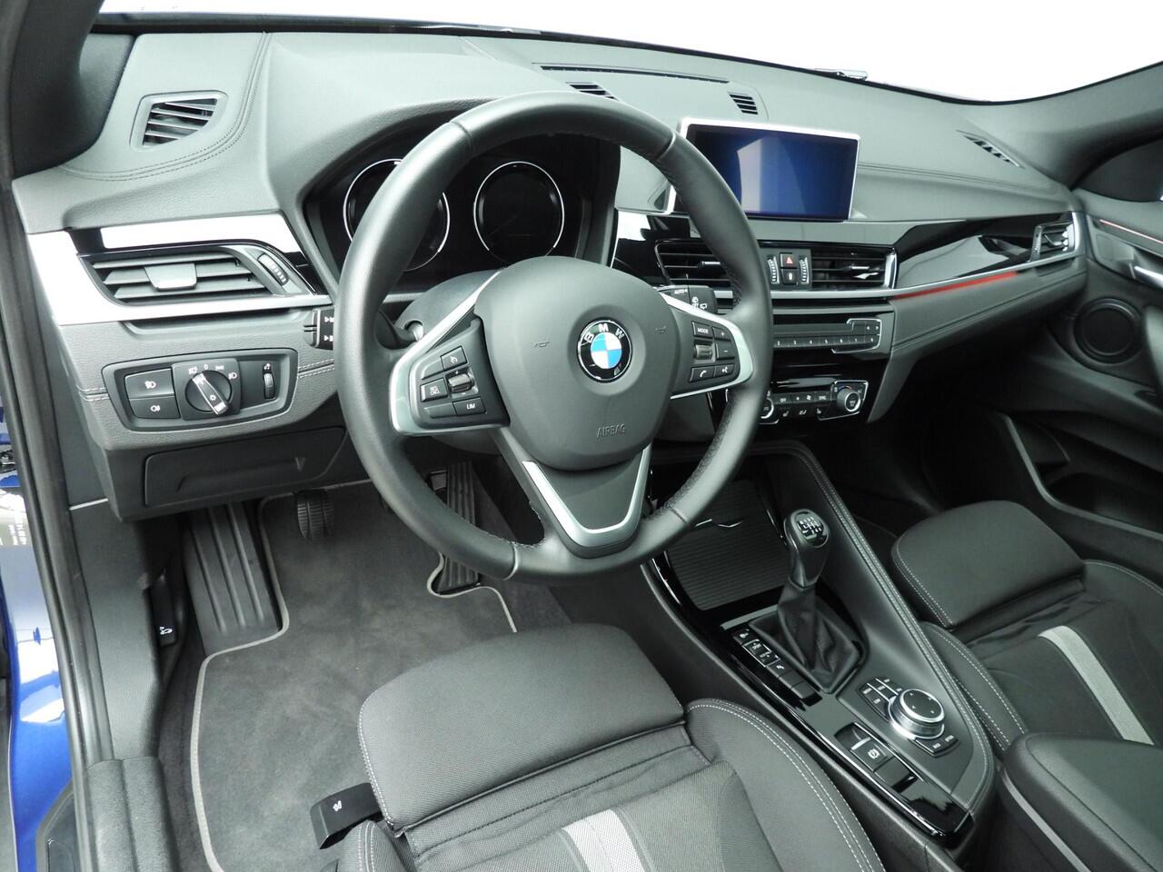 BMW X2 sDrive18d | handbak !! | LED | Navigatie | Trekhaak | Schuifdak | Sportstoelen | DAB | Alu 18 inch