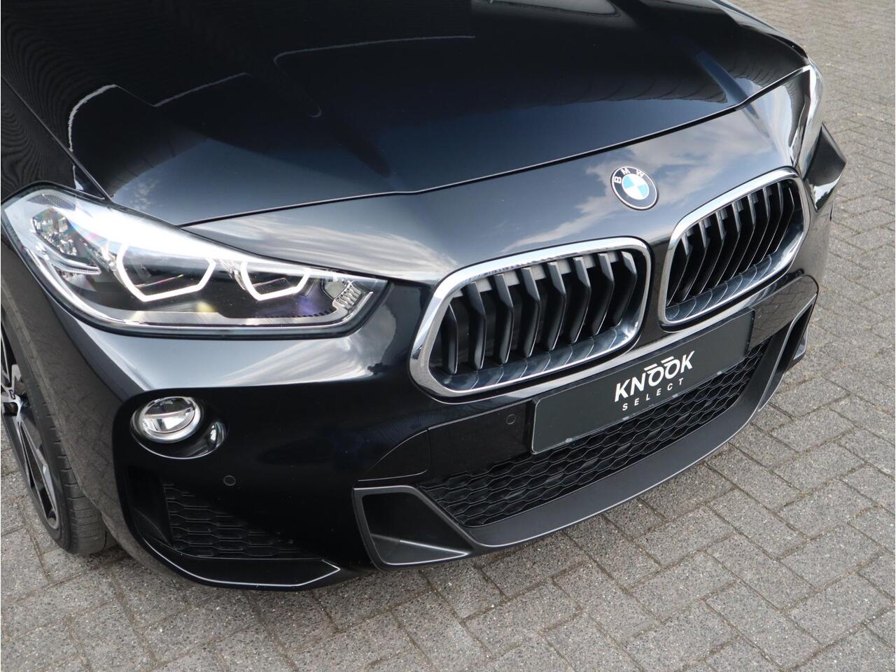 BMW X2 sDrive18i High Executive M Sport Pakket Automaat / Navigatiesysteem Plus / Panoramadak / 19 Inch / Hifi / LED / Head-Up Display / Achteruitrijcamera / Shadow Line / M Sportstoelen