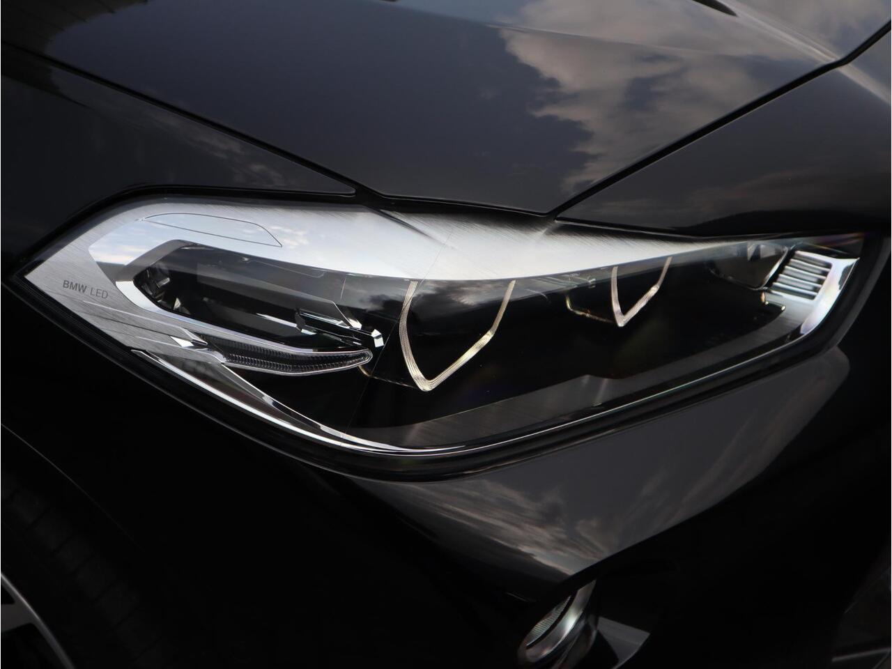 BMW X2 sDrive18i High Executive M Sport Pakket Automaat / Navigatiesysteem Plus / Panoramadak / 19 Inch / Hifi / LED / Head-Up Display / Achteruitrijcamera / Shadow Line / M Sportstoelen