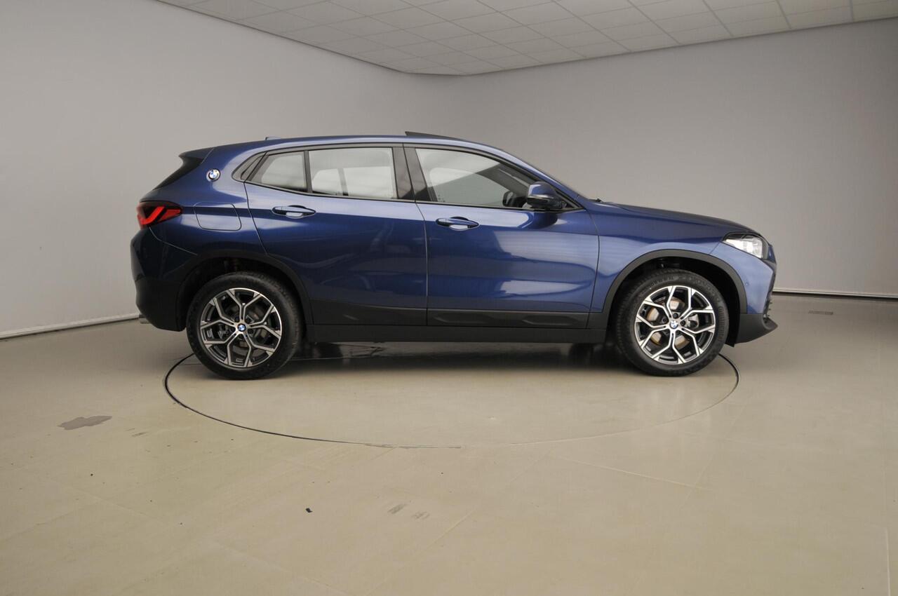 BMW X2 sDrive18d | handbak !! | LED | Navigatie | Trekhaak | Schuifdak | Sportstoelen | DAB | Alu 18 inch