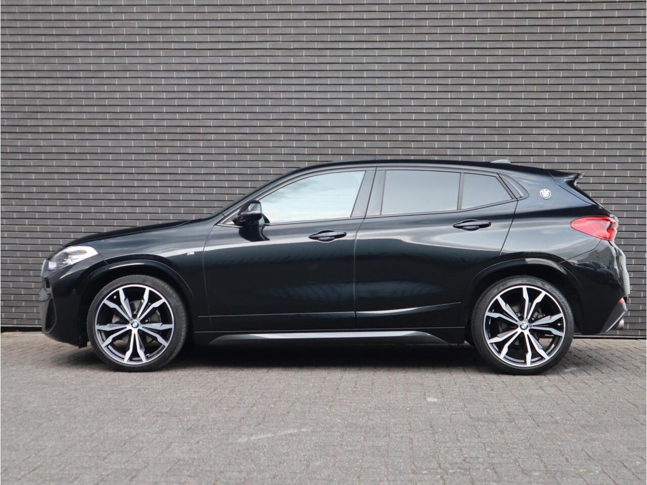 BMW X2 sDrive18i High Executive M Sport Pakket Automaat / Navigatiesysteem Plus / Panoramadak / 19 Inch / Hifi / LED / Head-Up Display / Achteruitrijcamera / Shadow Line / M Sportstoelen