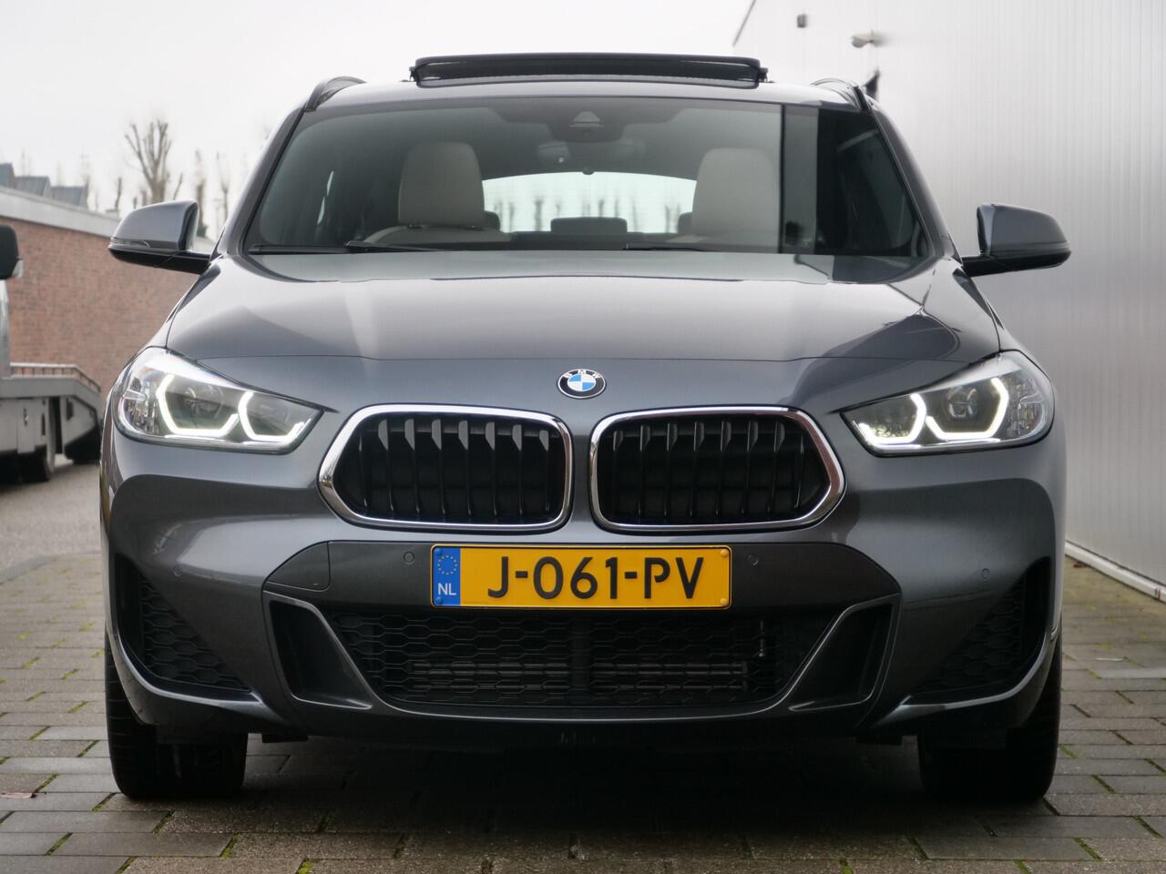 BMW X2 xDrive25e High Executive 220 Pk Automaat Navigatie / M-pakket / Leer / Schuifdak / Camera / DAB