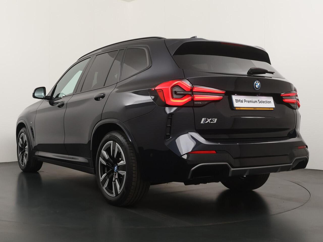 BMW X3 iX3 Executive 80 kWh | M Sportpakket | Glazen Panoramadak | Active Cruise Control | Stoelen elektrisch verstelbaar | Leder | Stoelverwarming | Camera