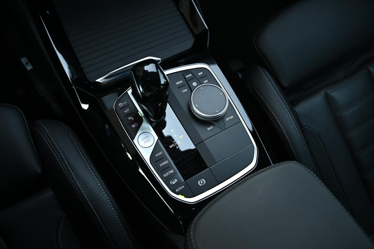 BMW X3 xDrive30e High Executive M Sport Automaat / Sportstoelen / LED / Parking Assistant Plus / Stoelverwarming / Live Cockpit Professional