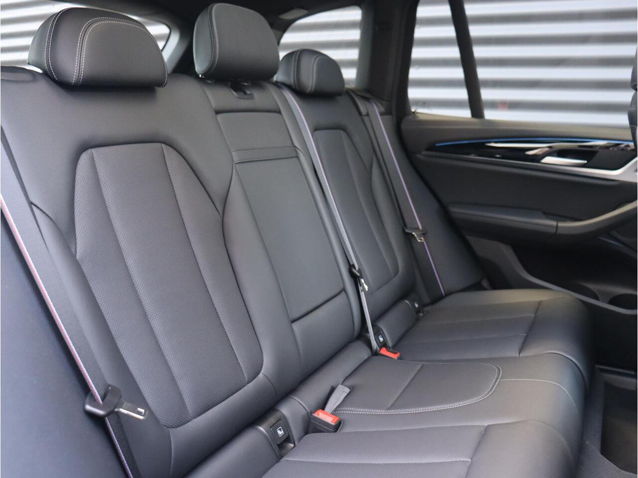 BMW X3 iX3 Executive | M Sportpakket | Driving Assistant Prof. | Getint Glas | Stuurwielverwarming | Adaptief Onderstel | Sportstoelen | Adaptieve LED | 19'' LMV