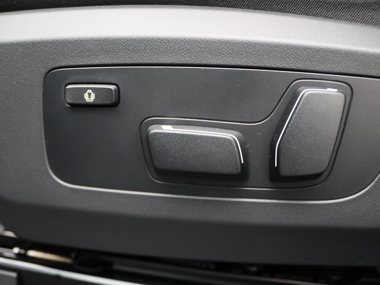 BMW X3 30e xDrive Panoramadak | Iconic Glow | Professional Pack | Comfort Pack