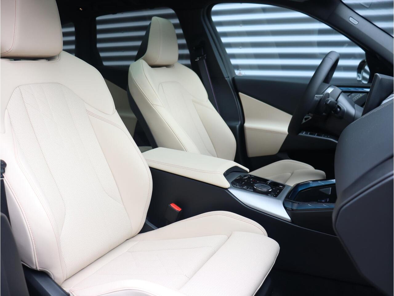 BMW X3 30e xDrive | M Sportpakket Pro | Panodak | Trekhaak | Driving Assistant Plus | Stoelventilatie | Parking Assistant Plus | Harman Kardon | 21'' LMV